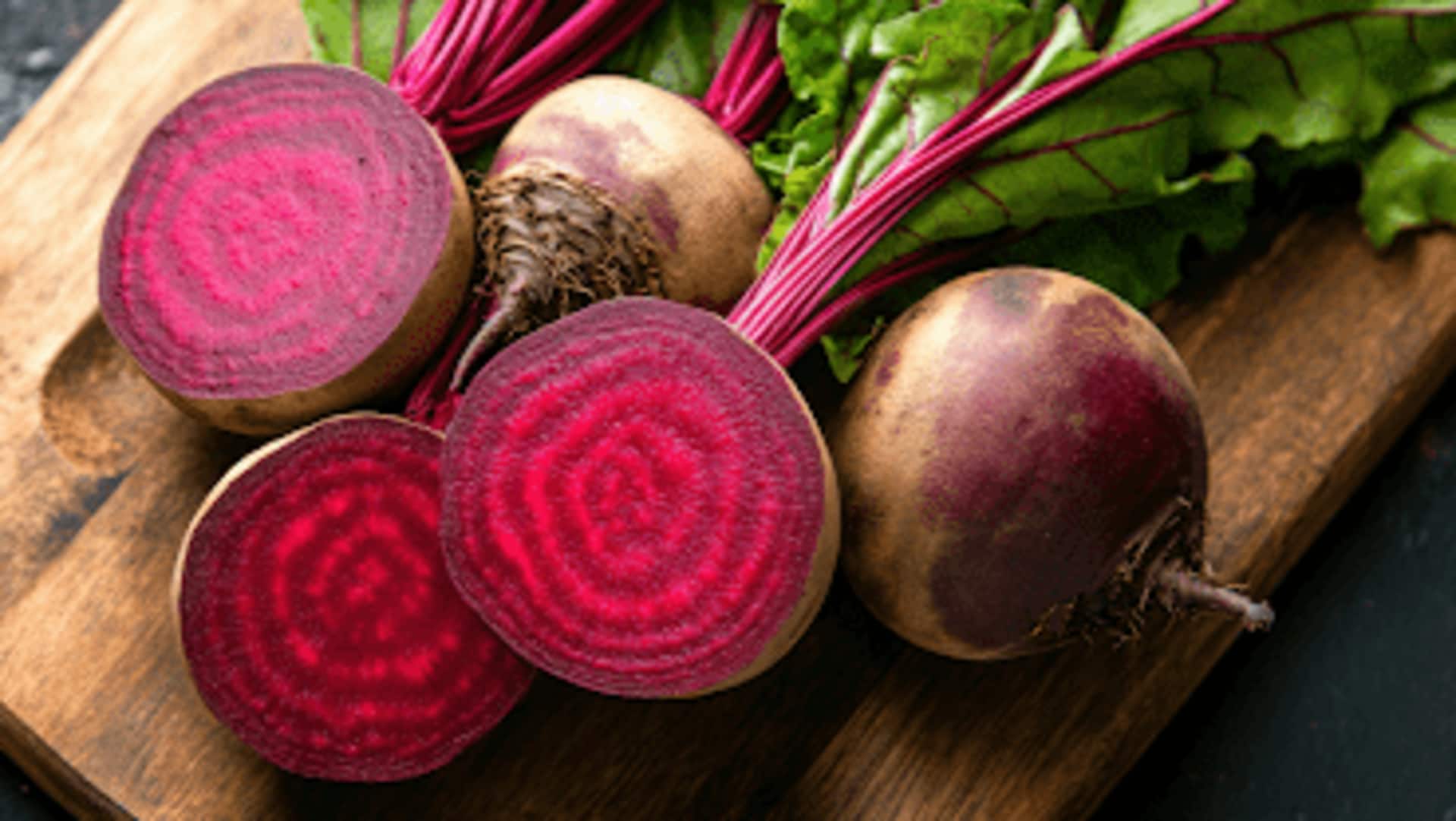 सर्दियों में रूसी से राहत दिलाने में मदद कर सकते हैं चुकंदर के 5 हेयर मास्क