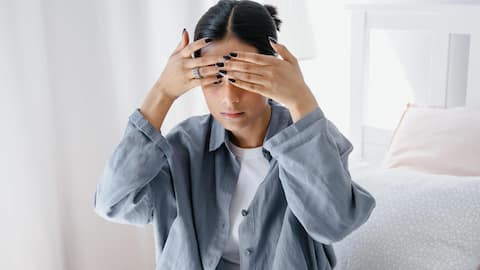 मुंहासे और बालों का झड़ना? जानिए त्वचा और बालों की देखभाल से जुड़ी गलतियां