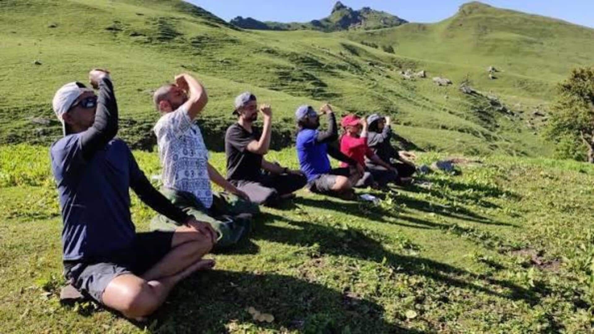 तनाव को कम करने के लिए योग और ट्रेकिंग में से क्या है बेहतर? जानिए