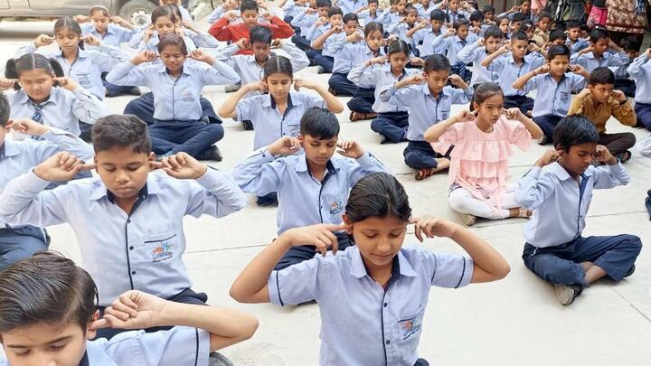 उत्तर प्रदेश: स्कूल छात्रों के लिए अब योग अनिवार्य, सभी जिलों में होगी ट्रेनिंग
