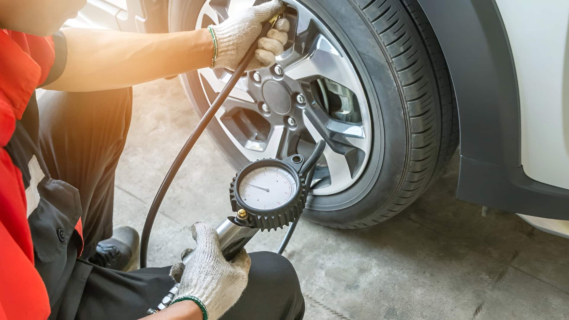 गर्मी में नहीं फटेंगे टायर, साधारण हवा या नाइट्रोजन गैस में से कौनसी भरवाना सही?