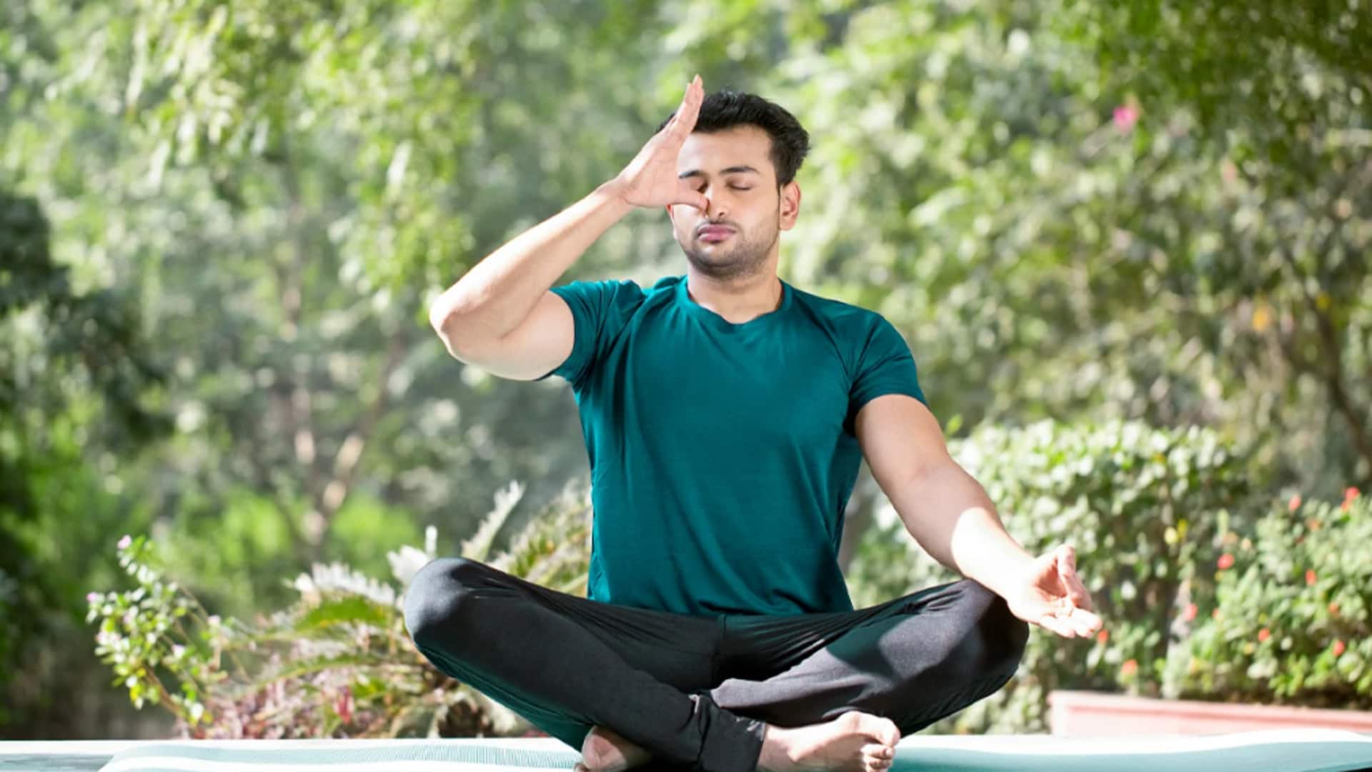 चिंता को कम करने में मदद कर सकती हैं ये 5 प्राणायाम तकनीकें, आप भी अपनाएं