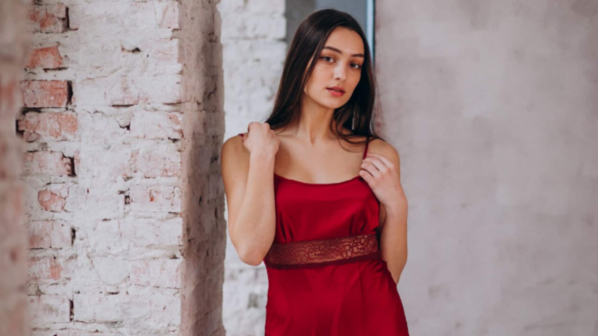 पहली डेट के लिए महिलाएं चुन सकती हैं ये 5 पोशाकें, दिखेंगी बेहद खूबसूरत