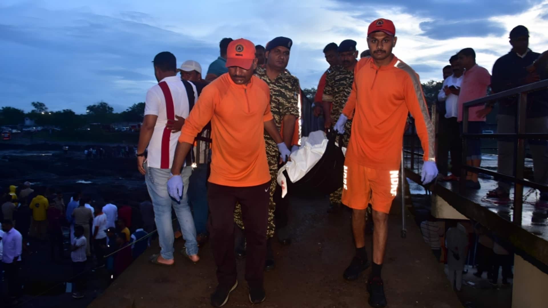 गुजरात: बोटाद में बाढ़ के तेज बहाव में कार नदी में बही, 4 की मौत गुजरात: बोटाद में बाढ़ के तेज बहाव में कार नदी में बही, 4 की मौत