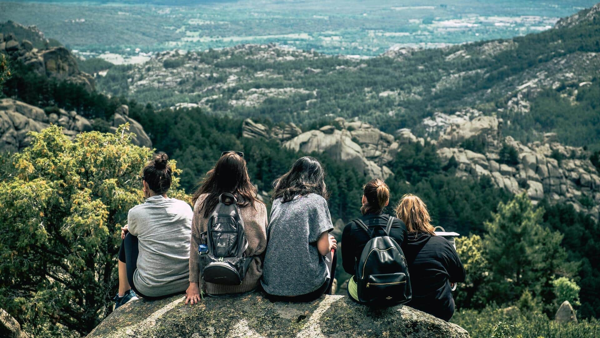 महिलाएं यात्रा करते समय अपनी सुरक्षा सुनिश्चित करने के लिए उठाएं ये 5 कदम