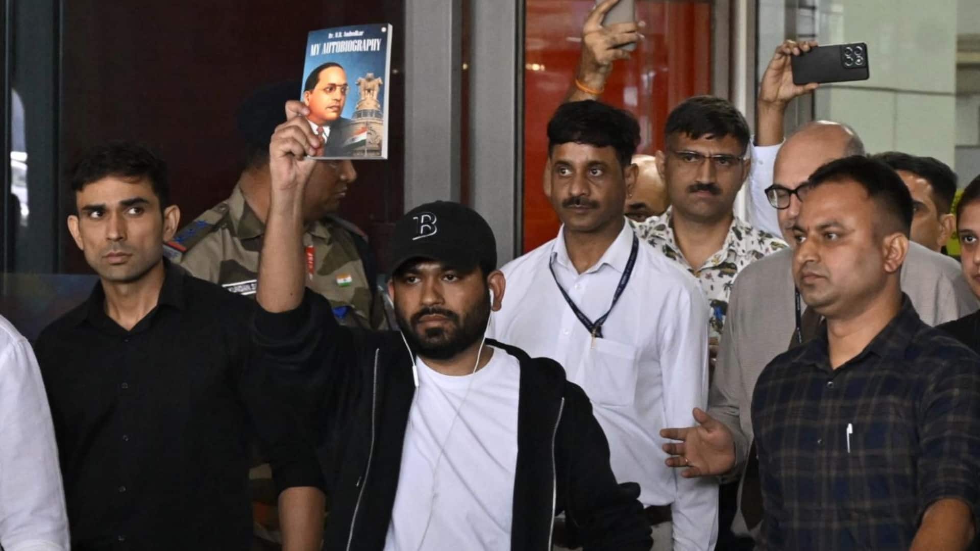 कॉकरोच जनता पार्टी के प्रदर्शन में युवक 'हिट' लेकर पहुंचा, अभिजीत दिपके भी मौजूद; जानें घटनाक्रम