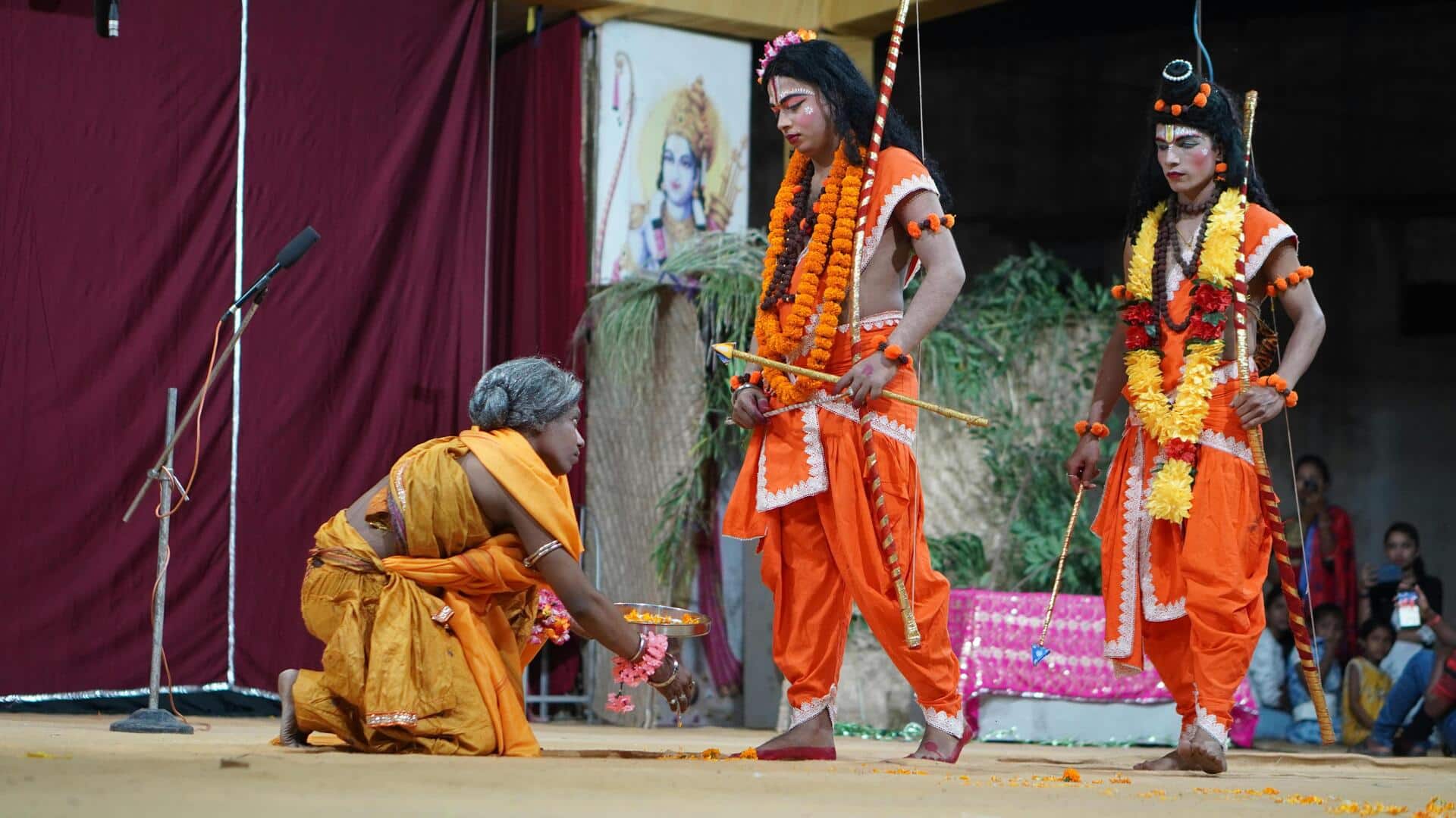 थिएटर एक्टर बनना चाहते हैं? इस कला से जुड़ी ये जरूरी बातें आपको बनाएंगी सफल थिएटर एक्टर बनना चाहते हैं? इस कला से जुड़ी ये जरूरी बातें आपको बनाएंगी सफल