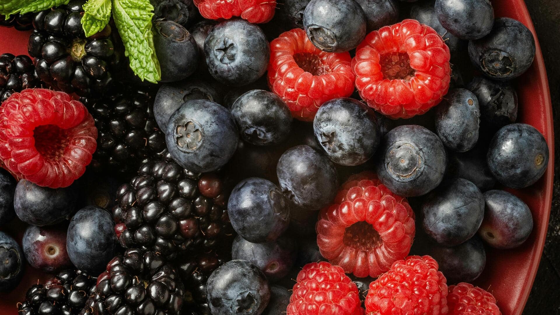 ब्लूबेरी बनाम रसभरी: इनमें से किसमें ज्यादा फाइबर होता है?