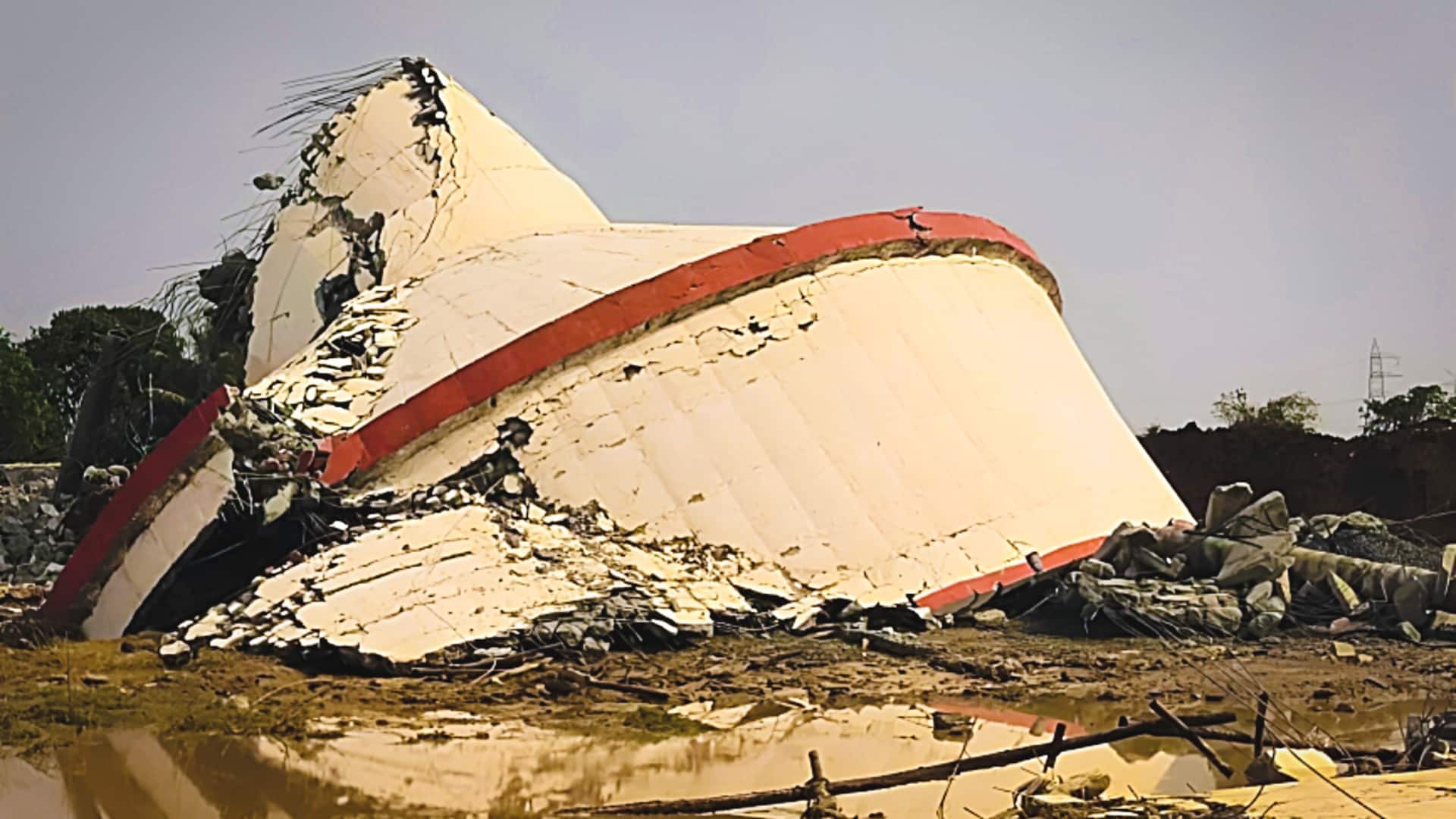 गुजरात: सूरत में पानी भरते ही ढह गया 21 करोड़ रुपये का टैंक, भ्रष्टाचार का आरोप