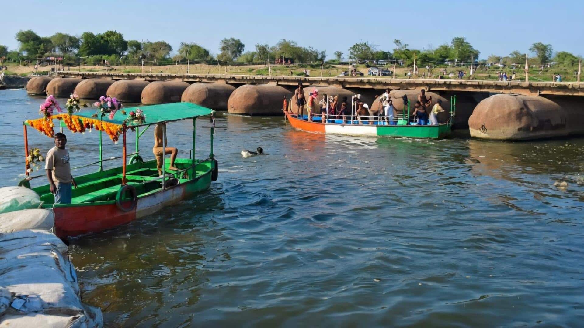 मथुरा में 30 श्रद्धालुओं से भरी स्टीमर पुल से टकराकर नदी में पलटी, 10 की मौत