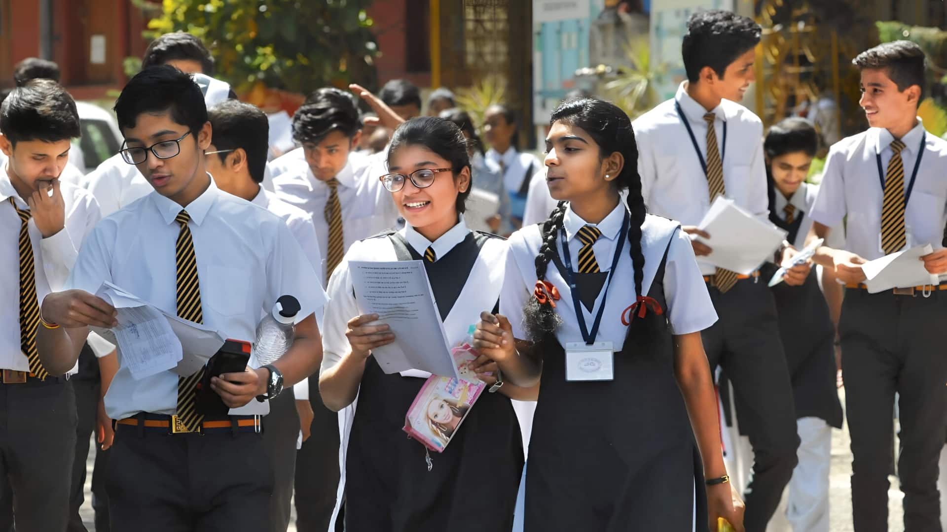 CBSE 10वीं बोर्ड परीक्षा में छात्राओं ने मारी बाजी, जानिए कैसा रहा कुल परिणाम  
