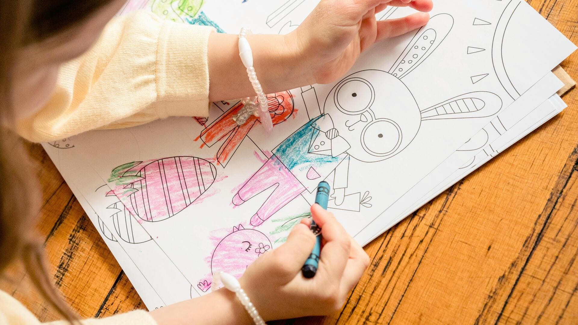 अपने बच्चे को कलरिंग की कला सिखाना चाहते हैं? ये 5 टिप्स आएंगे काम