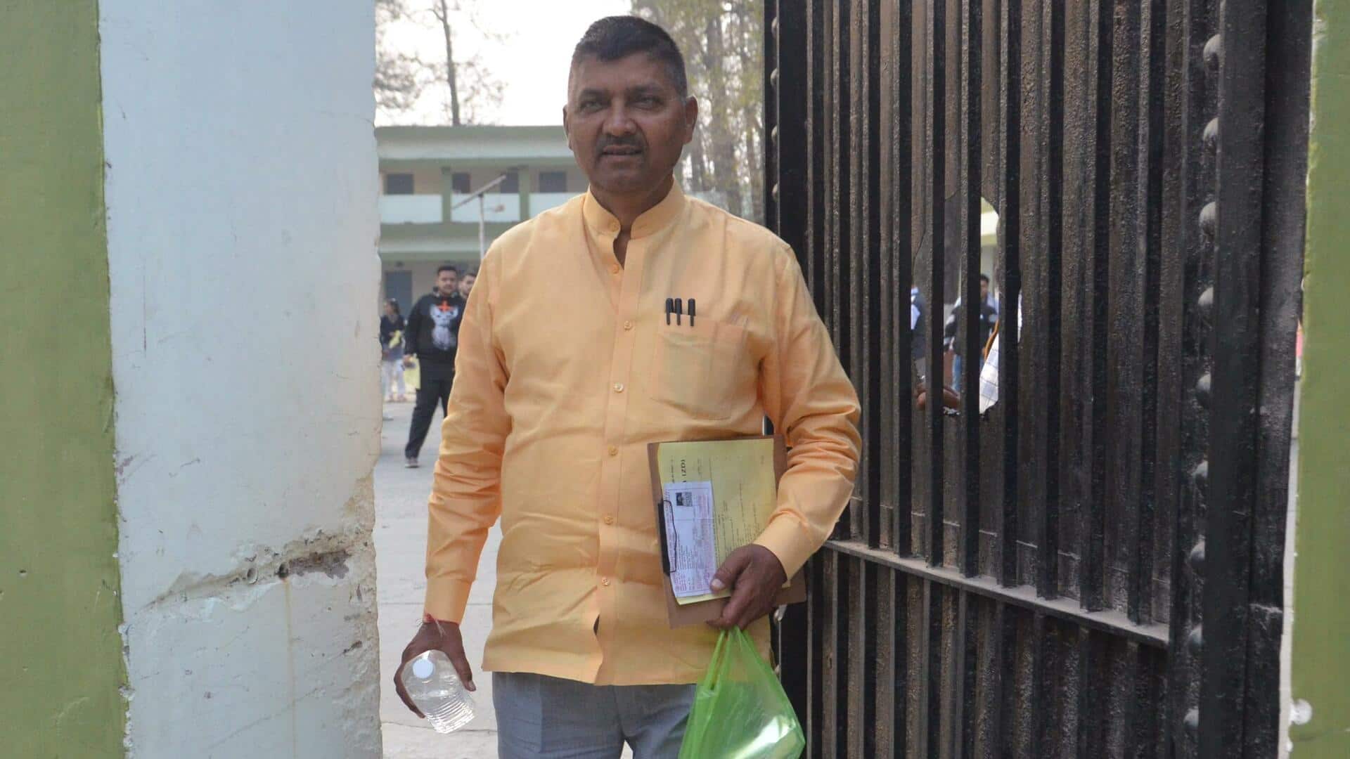 उत्तर प्रदेश: बरेली में 12वीं की परीक्षा दे रहे पूर्व भाजपा विधायक, तस्वीर वायरल