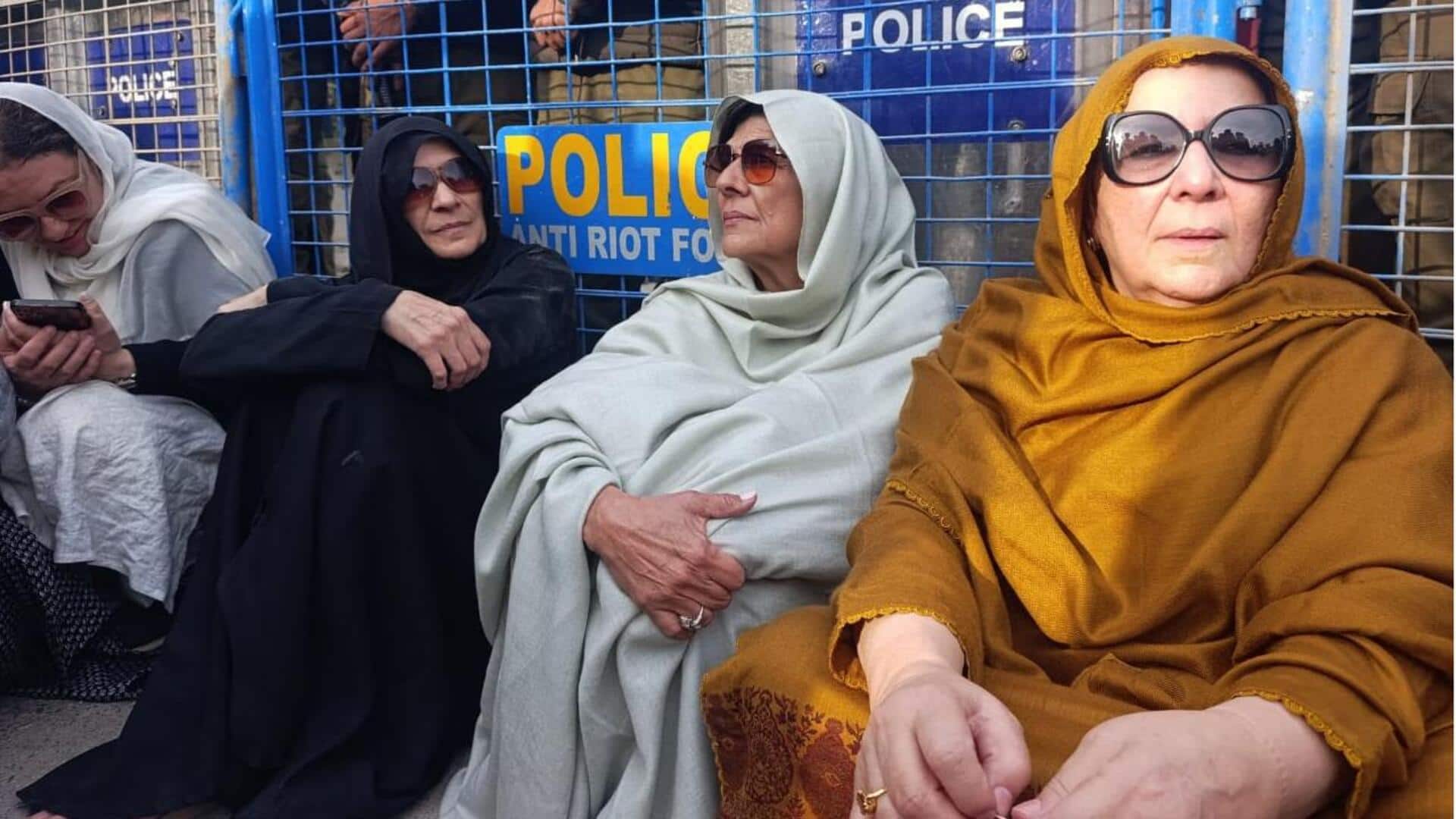 पाकिस्तान के पूर्व प्रधानमंत्री इमरान खान फिर एकांतवास में भेजे गए, प्रदर्शनकारियों पर पानी की बौछार