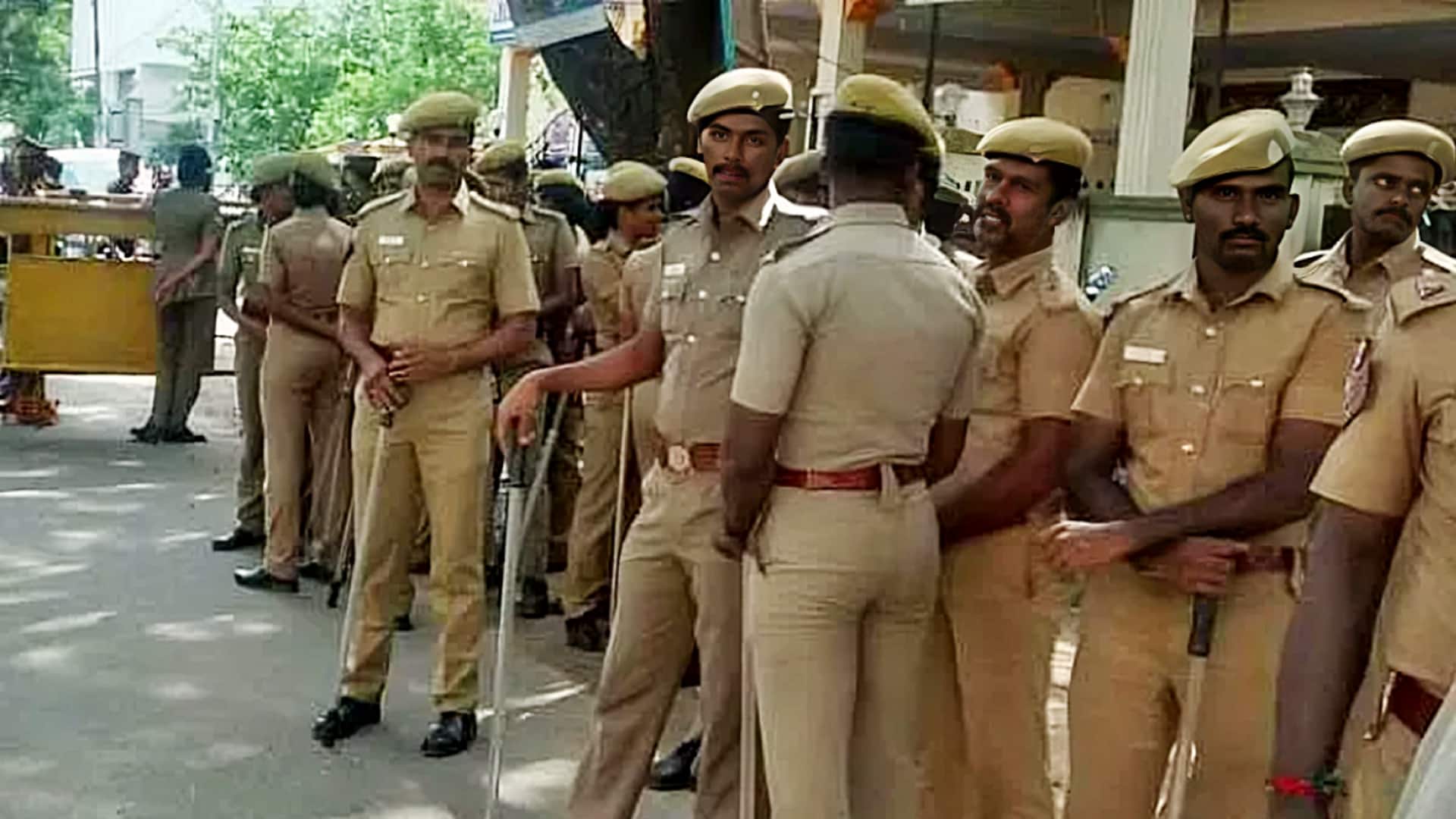 तमिलनाडु: व्यक्ति ने अपनी पत्नी और उसके प्रेमी की हत्या की, कटा सिर लेकर जेल पहुंचा तमिलनाडु: व्यक्ति ने अपनी पत्नी और उसके प्रेमी की हत्या की, कटा सिर लेकर जेल पहुंचा