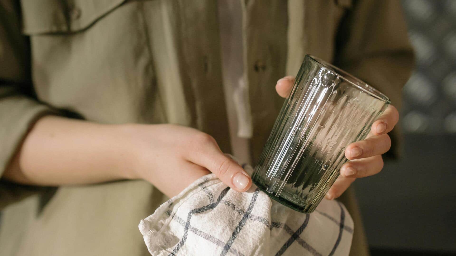 कांच के बर्तनों को चमकदार बनाए रखने के लिए अपनाएं ये 5 तरीके