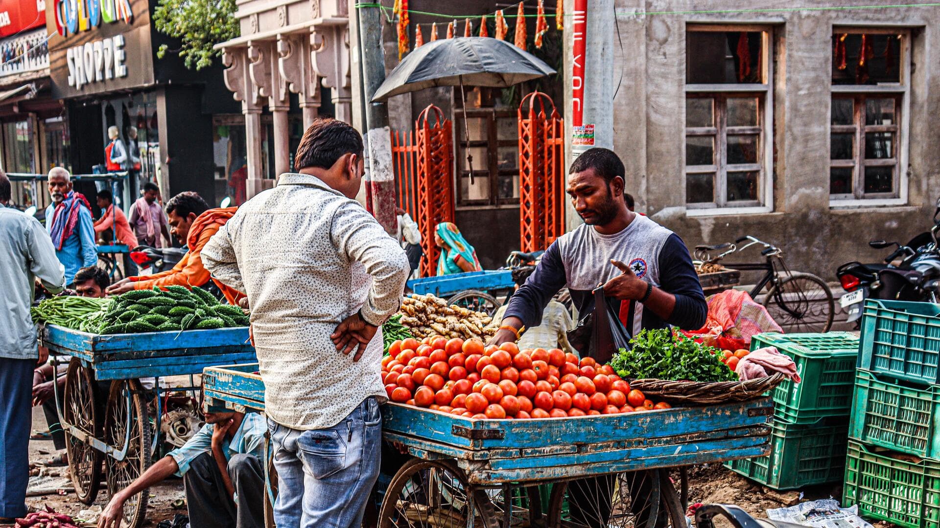 उत्तर प्रदेश: खाकी वर्दीधारियों ने दिखाया सब्जीवाले पर रौब, पैसे मांगने पर गाली-गलौज की; देखें वीडियो