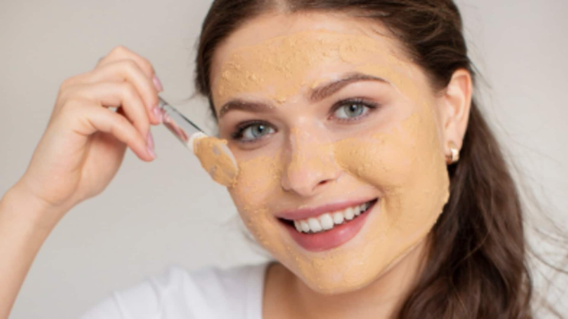 त्वचा को ठंडक देने के लिए लगाएं चंदन के ये 4 फेस पैक, निखर जाएगा चेहरा