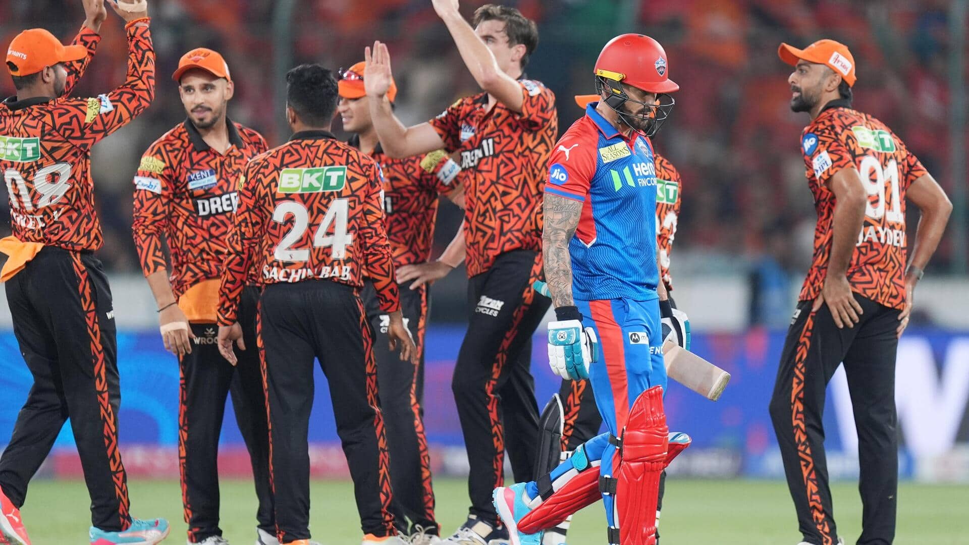 IPL 2025: बारिश की भेंट चढ़ा SRH बनाम DC का मैच, देखिए पहली पारी के मोमेंट्स IPL 2025: बारिश की भेंट चढ़ा SRH बनाम DC का मैच, देखिए पहली पारी के मोमेंट्स