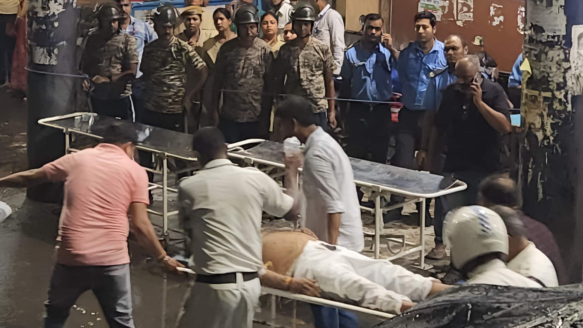 कोलकाता में दुर्गा पंडाल में मची भगदड़, 13 महिलाओं समेत 18 लोगों की मौत