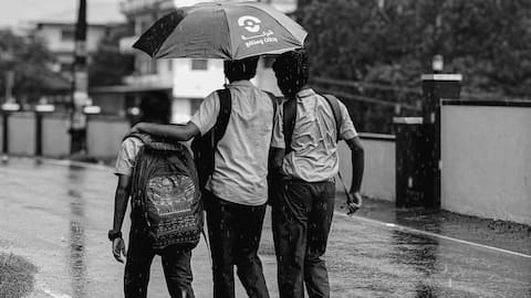 मानसून के दौरान बच्चों के बैग में जरूर रखें ये 5 चीजें, बारिश से रहेंगे सुरक्षित