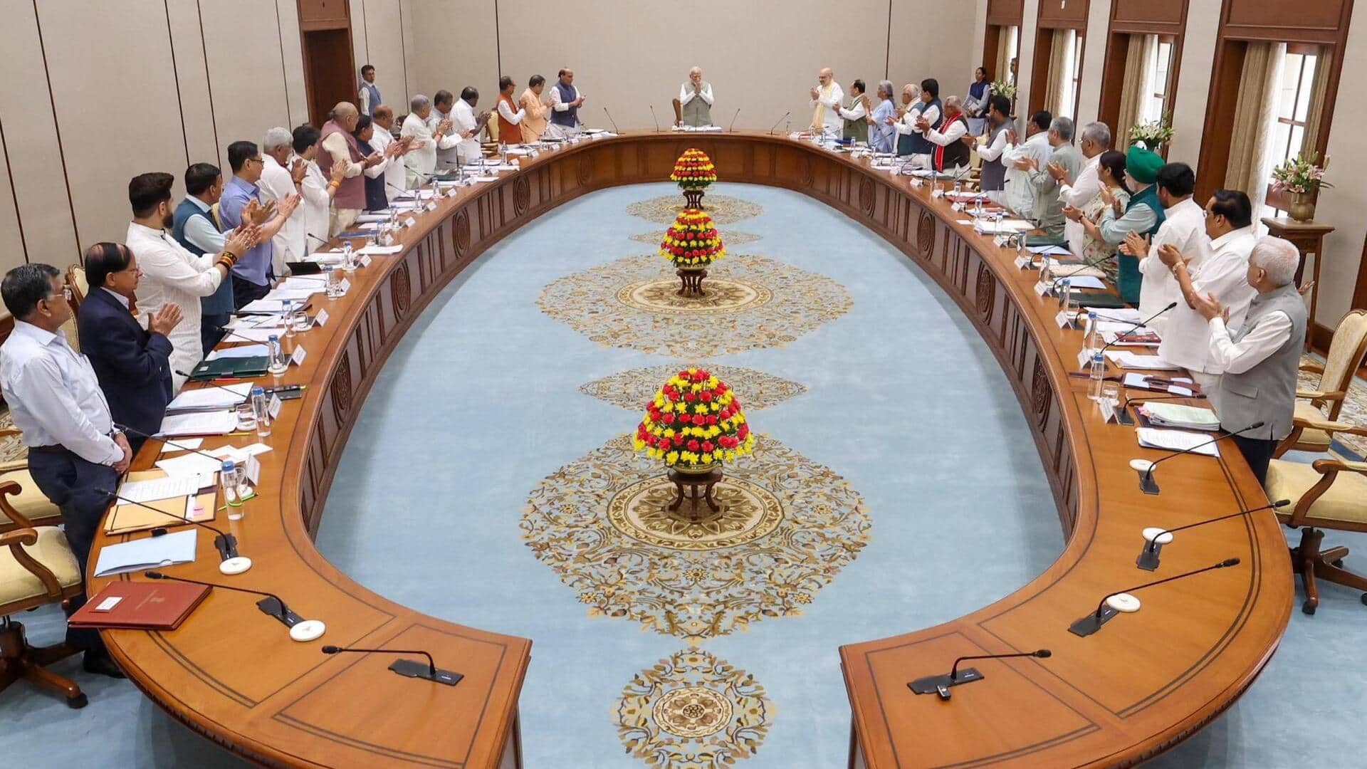 प्रधानमंत्री मोदी की उपलब्धि पर केंद्रीय कैबिनेट ने उनका खड़े होकर सम्मान किया, प्रस्ताव पारित