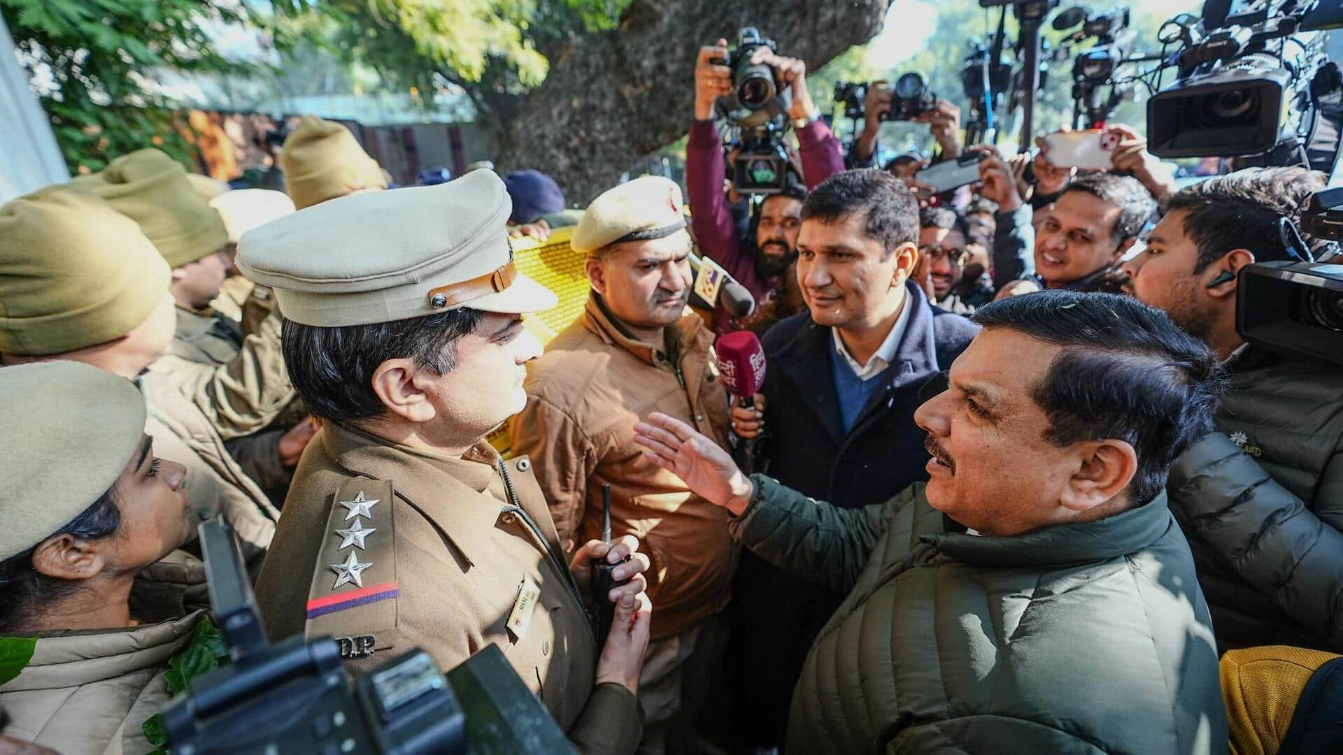 दिल्ली के मुख्यमंत्री आवास में AAP नेताओं को पुलिस ने प्रवेश से रोका, धरना शुरू