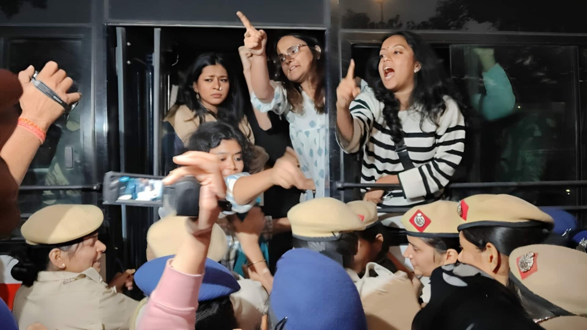 दिल्ली के इंडिया गेट पर वायु प्रदूषण के खिलाफ प्रदर्शन, लोगों को हिरासत में लिया गया