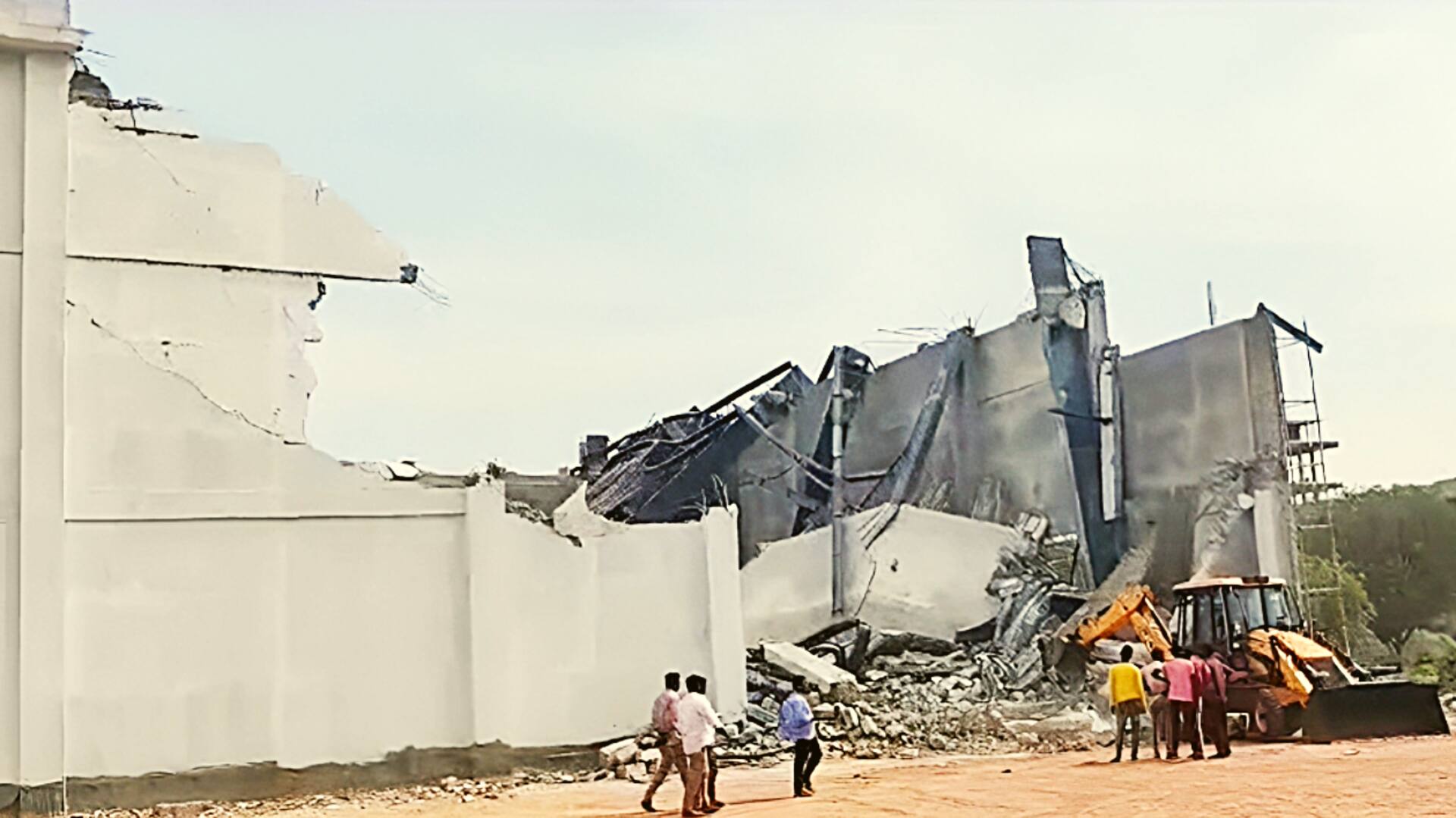 तेलंगाना: रंगारेड्डी में इनडोर स्टेडियम की छत गिरने से 3 मजदूरों की मौत, 10 घायल