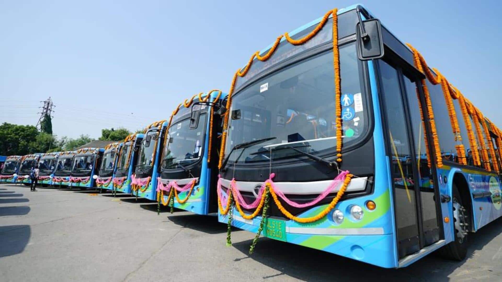 दिल्ली: इलेक्ट्रिक बसों की हो रही स्वचालित मशीनों से सफाई, पानी की भी होती है बचत