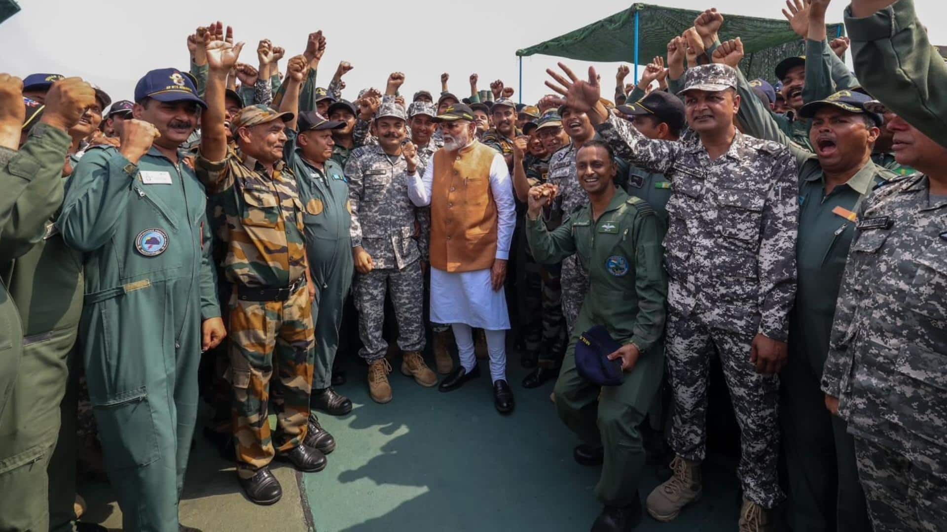 प्रधानमंत्री मोदी ने किया वायुसेना के आदमपुर एयरबेस का दौरा, सैनिकों से की चर्चा प्रधानमंत्री मोदी ने किया वायुसेना के आदमपुर एयरबेस का दौरा, सैनिकों से की चर्चा