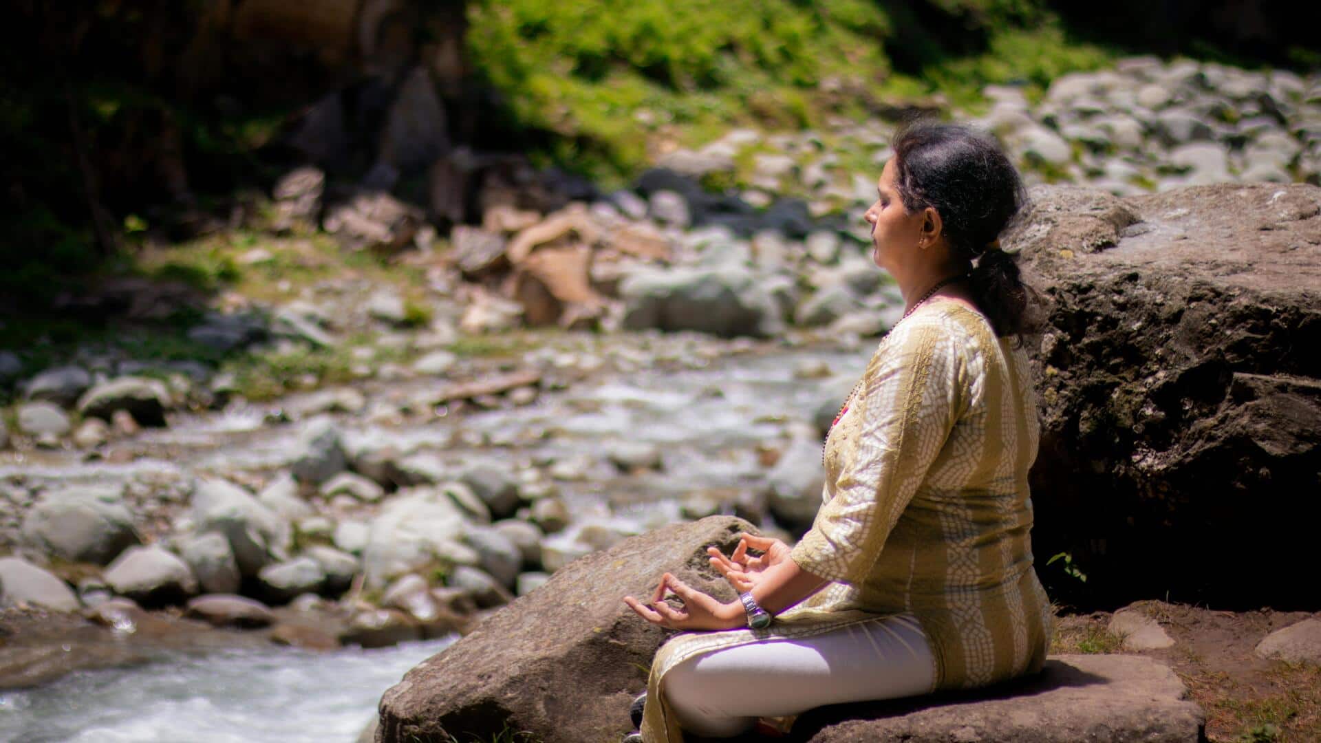 पानी के पास बैठकर किया करें मेडिटेशन, मिल सकते हैं कई लाभ