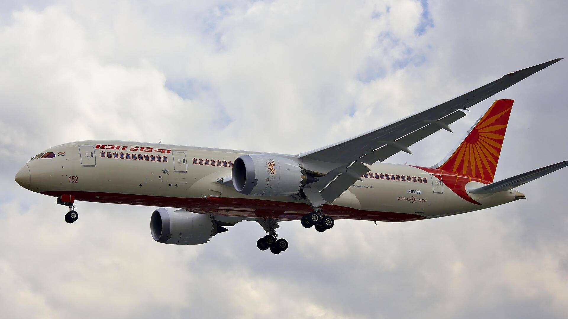 एयर इंडिया के पायलट ने फ्लाइट में महिला मित्र को कॉकपिट में बुलाया, जांच के आदेश