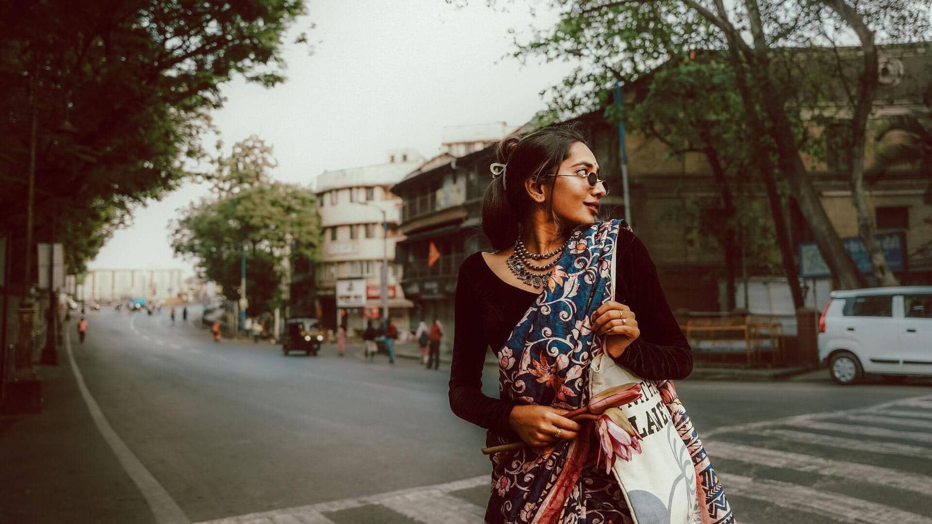 भारतीय फैशन में लौट रहा है पुराना रेट्रो स्टाइल, इसे अपनाने के लिए पहनें ये कपड़े 
