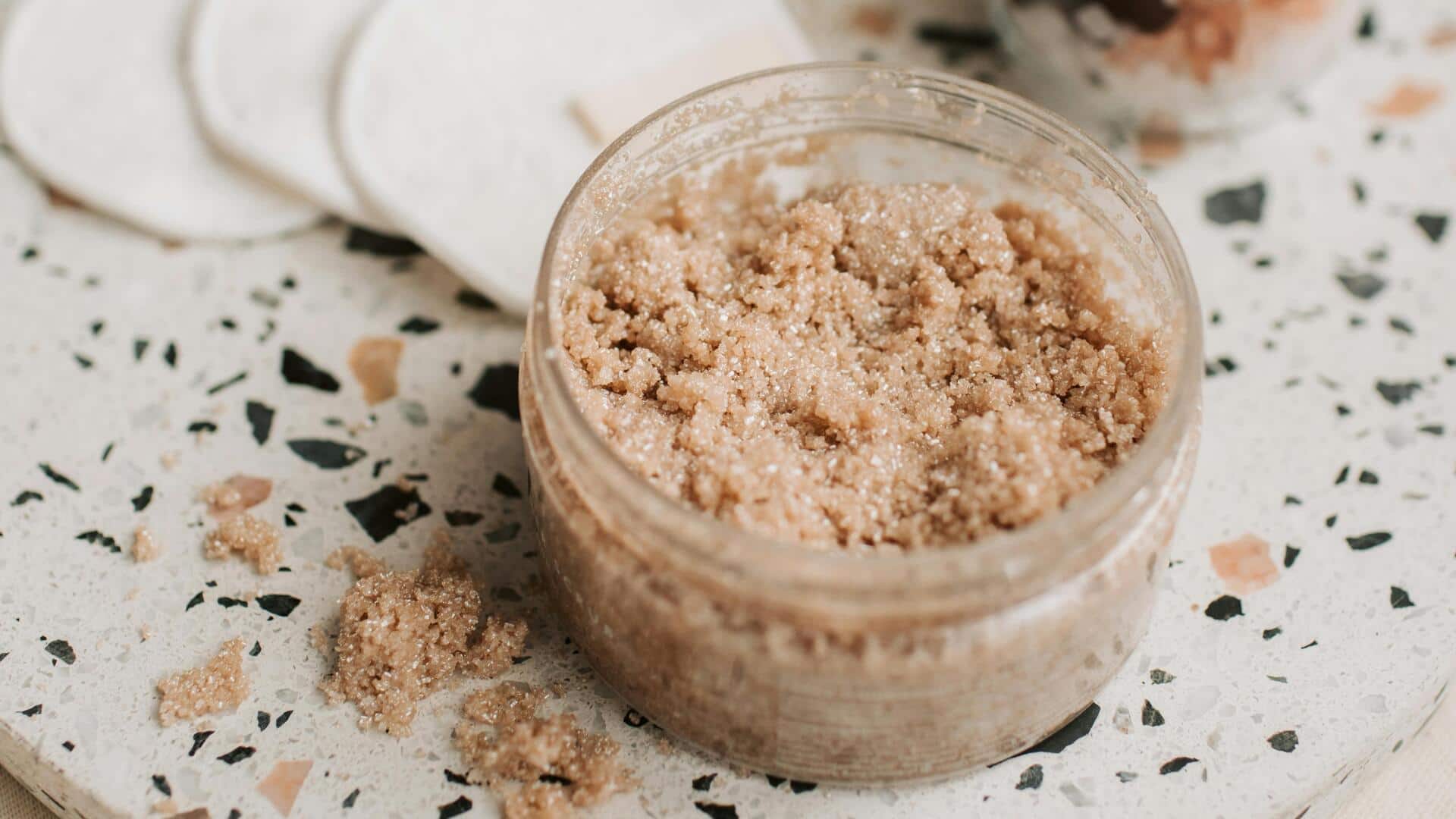 मुलायम और चमकती त्वचा पाने के लिए इस्तेमाल करें ये 5 प्राकृतिक स्क्रब