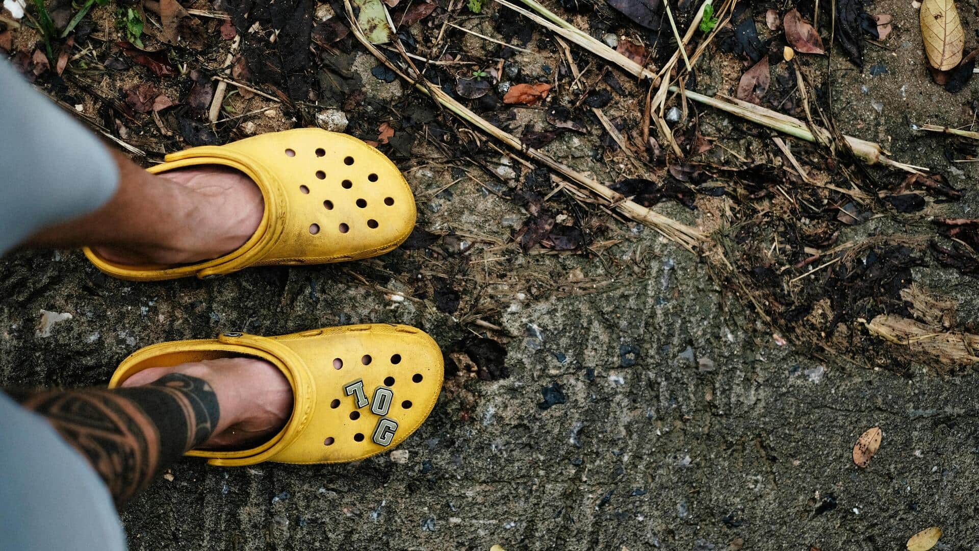 पुरुष क्रॉक्स के साथ पहन सकते हैं ये 4 फैशनेबल आउटफिट, जो उन्हें देंगे कूल लुक