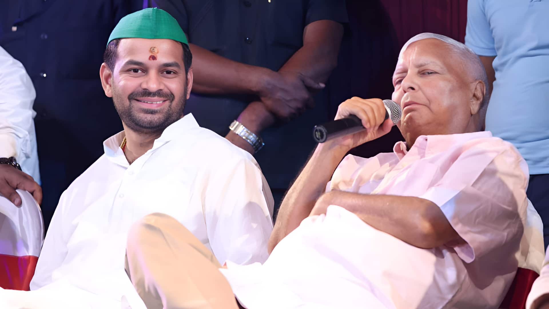 लालू यादव ने बड़े बेटे तेज प्रताप यादव को पार्टी और परिवार से निकाला लालू यादव ने बड़े बेटे तेज प्रताप यादव को पार्टी और परिवार से निकाला