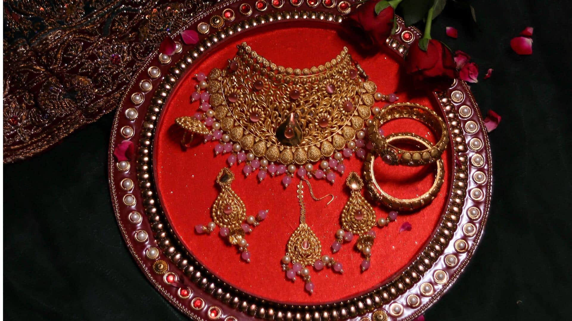 शादीशुदा महिलाएं अपने गहनों को इस तरह से करें स्टाइल, लगेंगी खूबसूरत