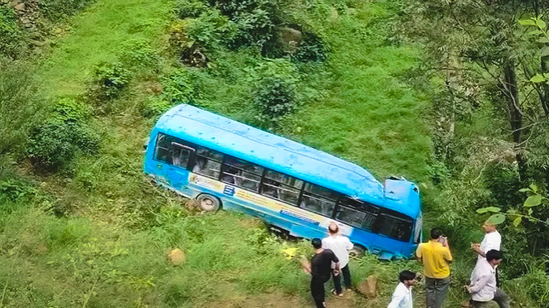 हिमाचल प्रदेश के मंडी में सड़क से नीचे लुढ़की यात्रियों से भरी बस, 5 की मौत हिमाचल प्रदेश के मंडी में सड़क से नीचे लुढ़की यात्रियों से भरी बस, 5 की मौत