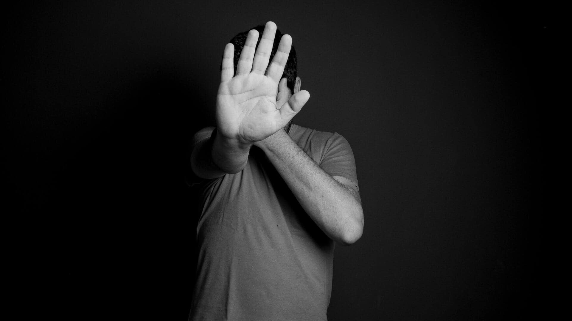 खुद से नकारात्मक बातें करना हो सकता है खतरनाक, जानिए इससे कैसे बचें