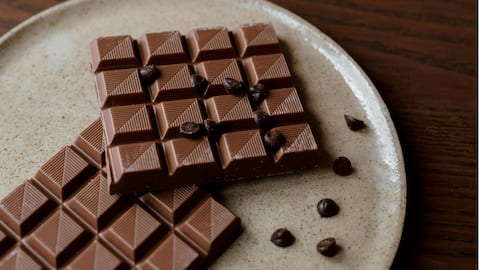 रात के वक्त डार्क चॉकलेट खाने के होते हैं कई फायदे, बनाएं अपनी डाइट का हिस्सा