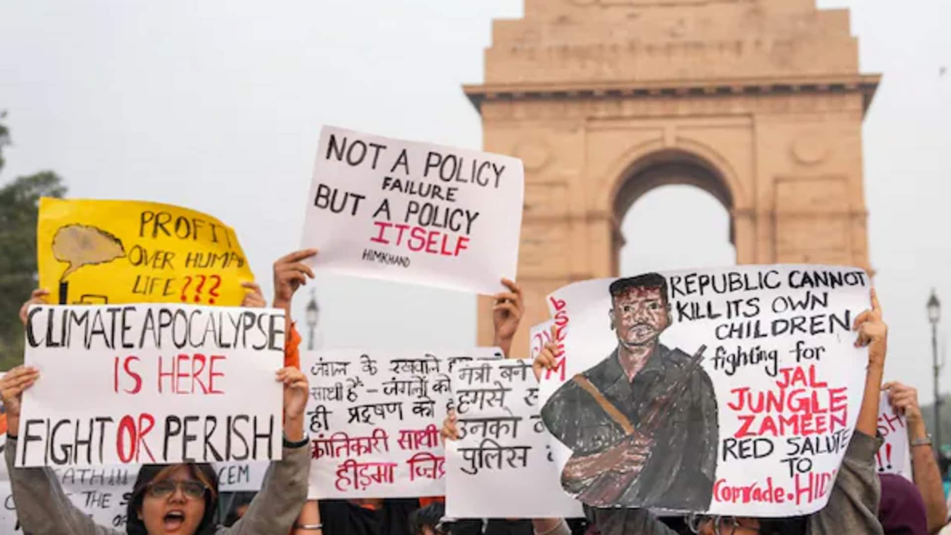 इंडिया गेट पर प्रदूषण के खिलाफ प्रदर्शन में माओवादी कमांडर हिडमा के नारे लगे, 15 गिरफ्तार