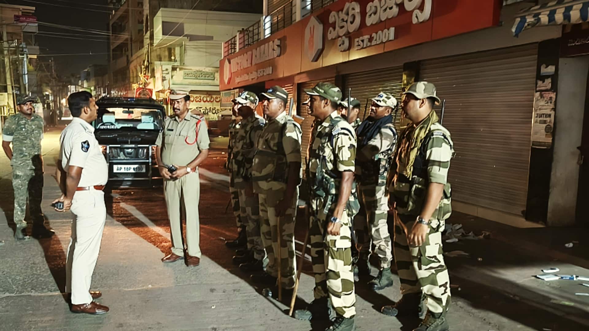 तेलंगाना: लाठी लेकर सड़क पर उतरी हैदराबाद पुलिस, रात में घूमने वालों को सिखा रहे सबक