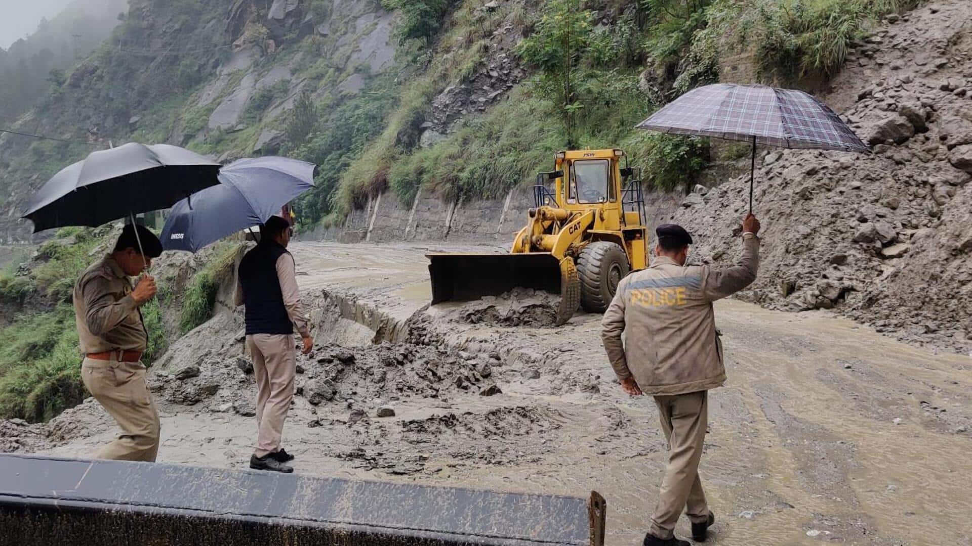 हिमाचल प्रदेश: मंडी में चट्टान के नीचे आने से क्षतिग्रस्त हुई JCB, बाल-बाल बचा चालक