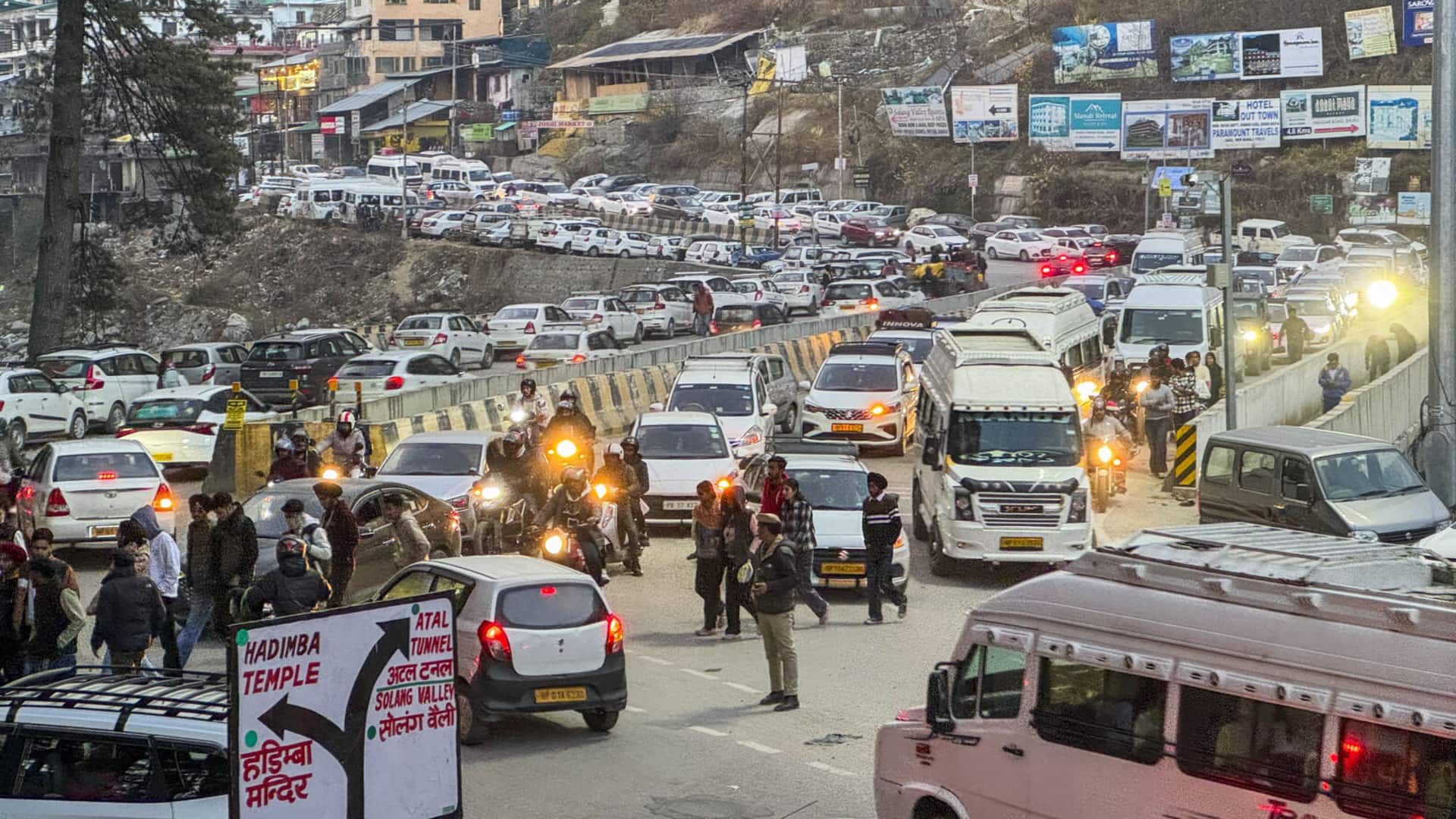 हिमाचल में पर्यटकों की रिकॉर्ड आमद, क्रिसमस पर 55,000 से अधिक वाहन शिमला पहुंचे