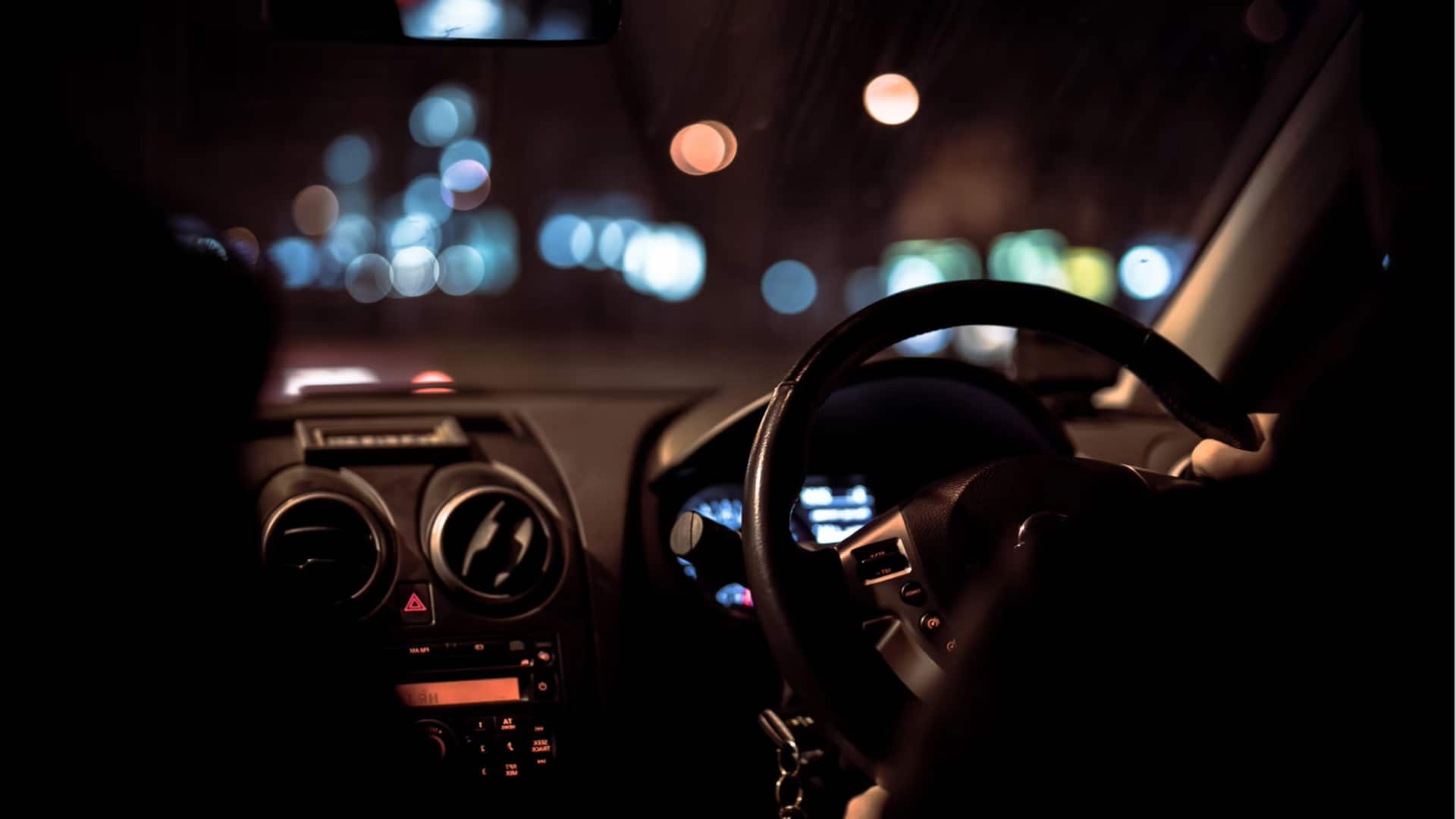 रात में कार ड्राइव करते समय हेडलाइट की चकाचौंध से कैसे करें बचाव? अपनाएं ये तरीके 