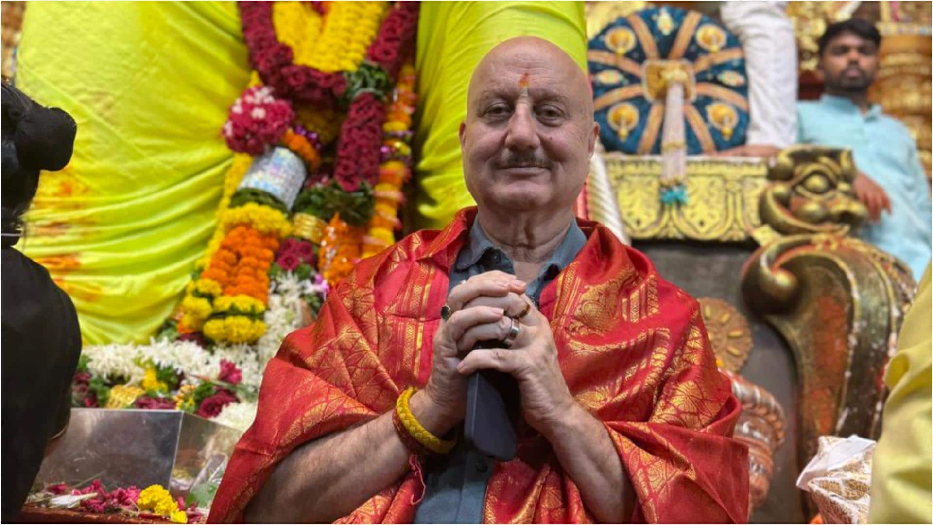 अभिनेता अनुपम खेर ने किए लालबाग के राजा के दर्शन, यहां देखिए तस्वीरें अभिनेता अनुपम खेर ने किए लालबाग के राजा के दर्शन, यहां देखिए तस्वीरें
