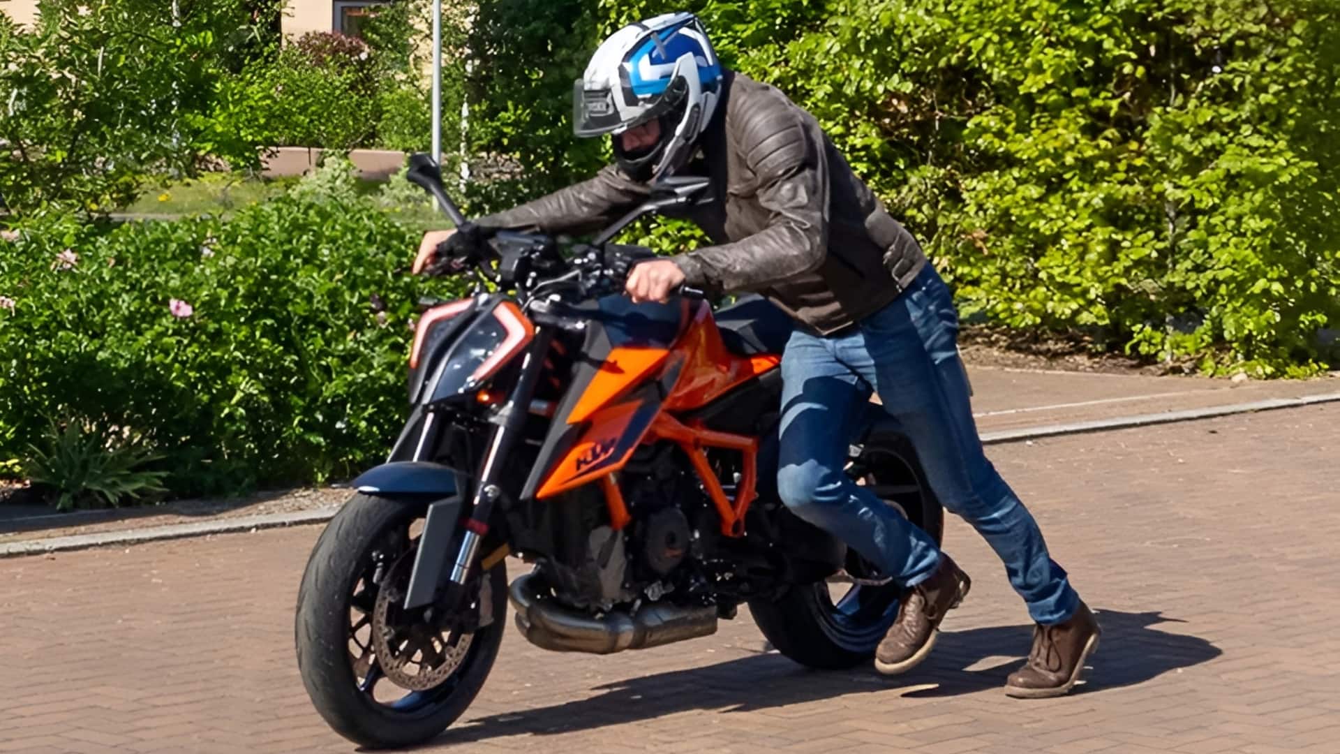 लंबे समय तक खड़ी रहती है आपकी बाइक? जानिए क्या हो सकती हैं परेशानियां