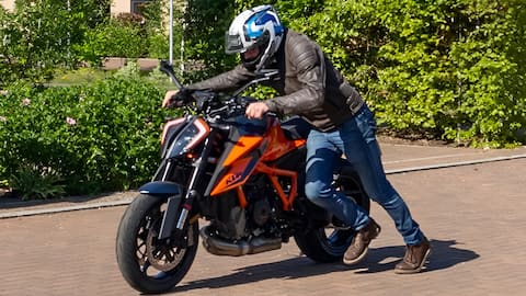 लंबे समय तक खड़ी रहती है आपकी बाइक? जानिए क्या हो सकती हैं परेशानियां