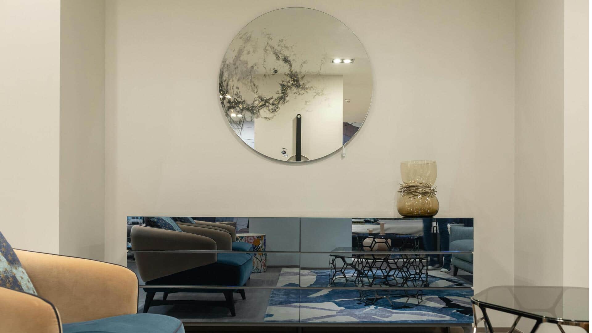 घर की सजावट में लगाएं दर्पण, इन बातों का रखें ध्यान